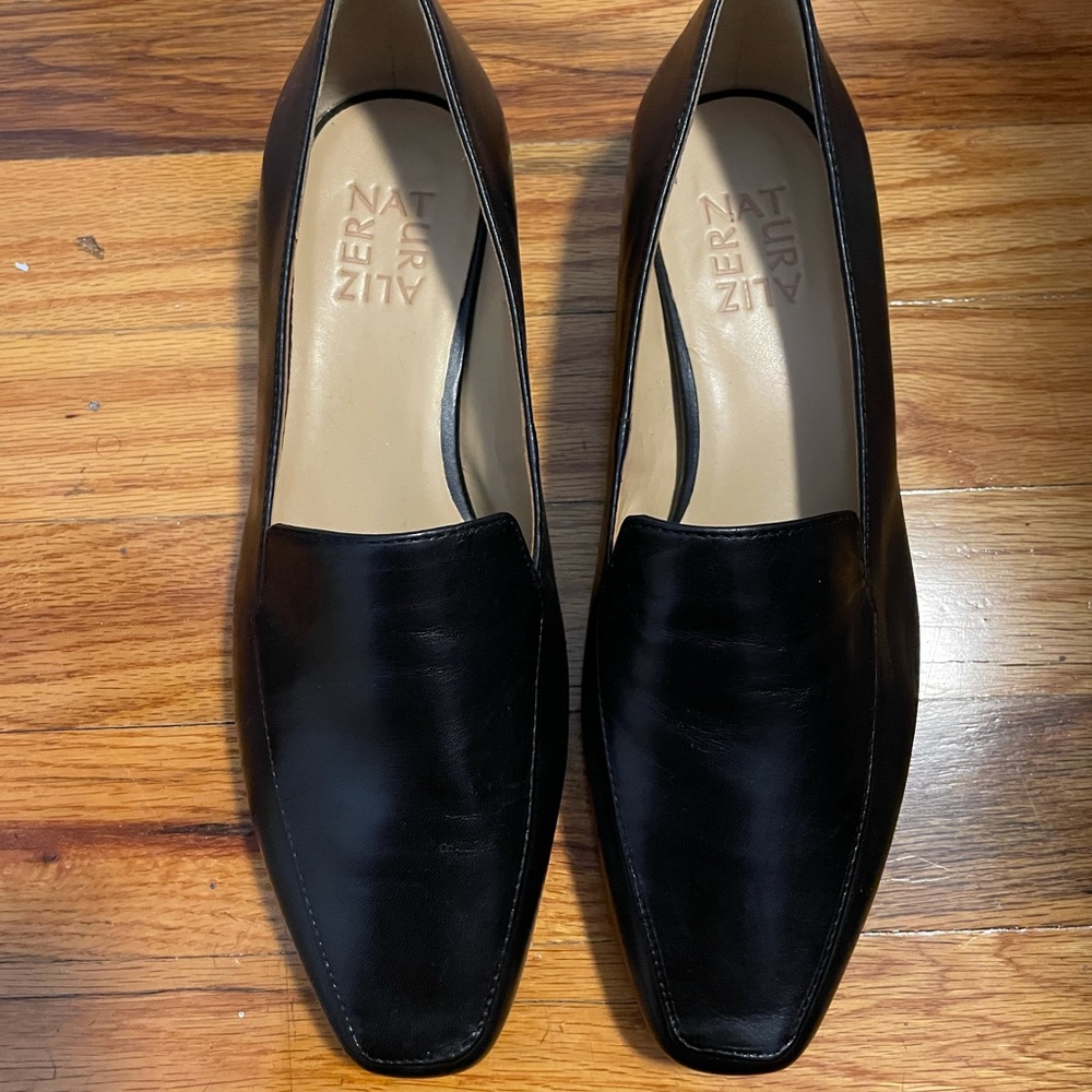 Black Naturalizer flats, size 7 but fits like 7.5